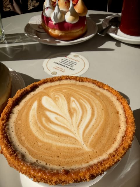 Crush cake with latte